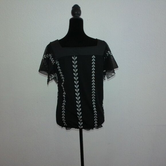 Black and White Floral Short Sleeve Top - Picture 5 of 9